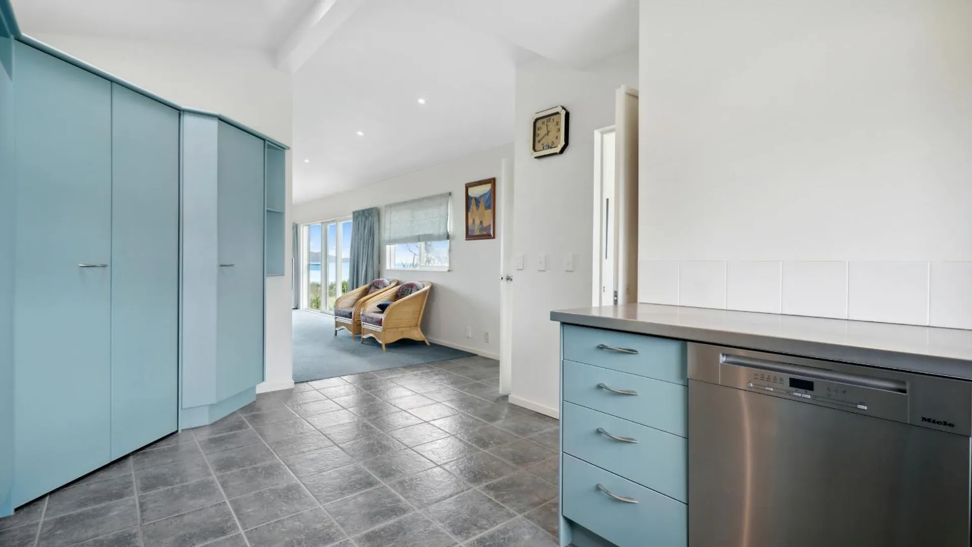 Hornbill Nest - Waikanae Beach Holiday Home