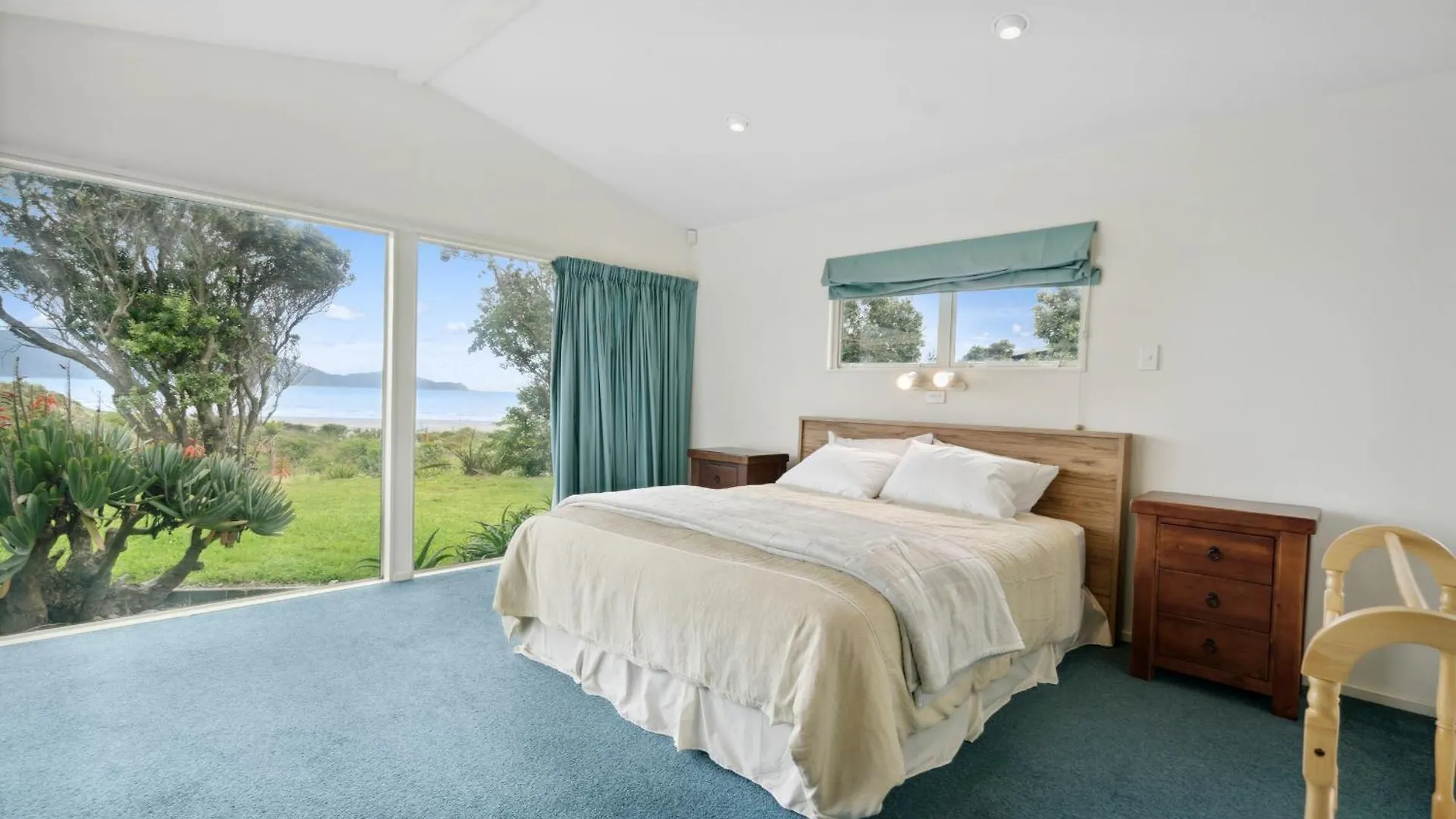 Hornbill Nest - Waikanae Beach Holiday Home 0*,