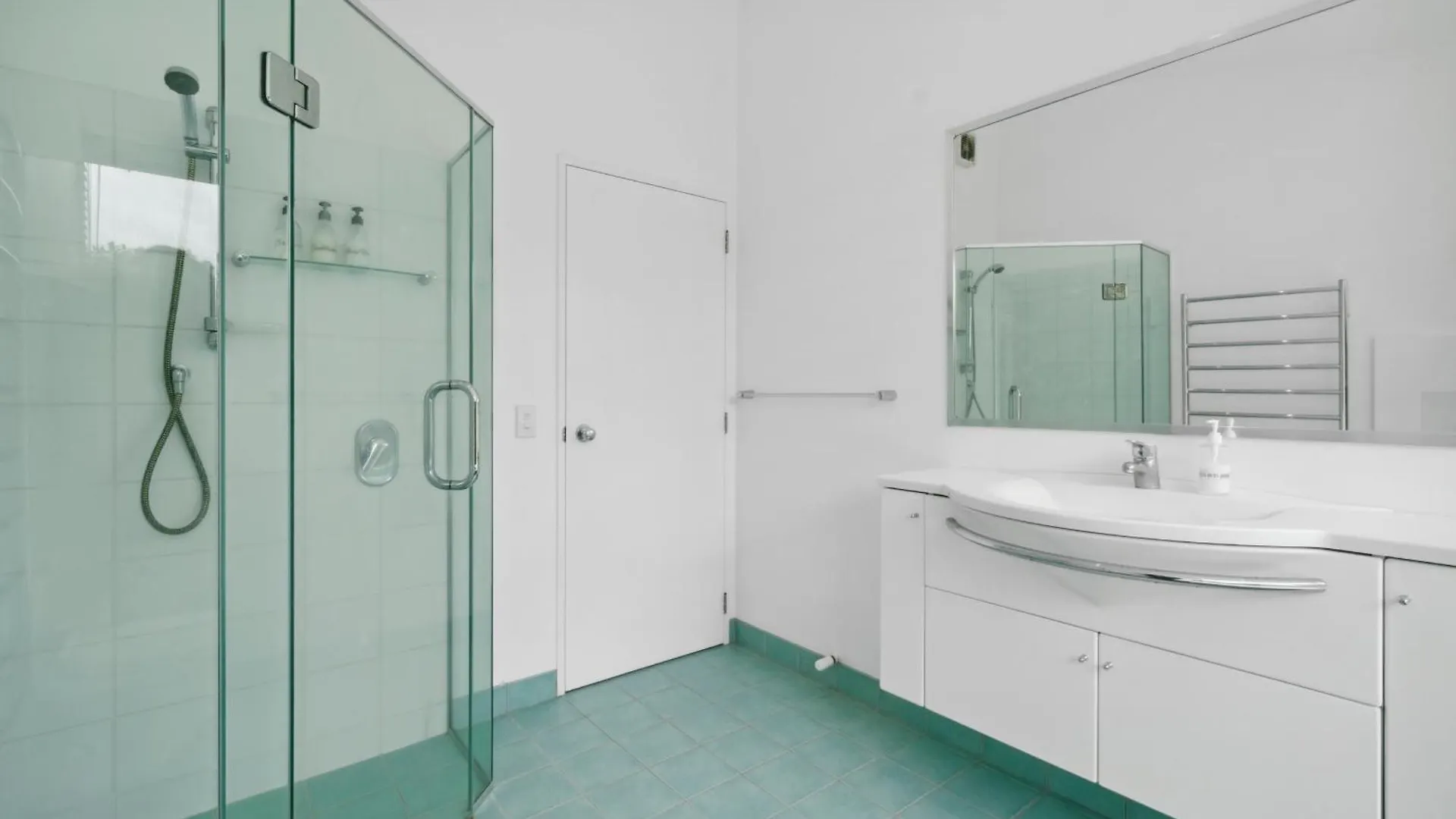 Hornbill Nest - Waikanae Beach Holiday Home